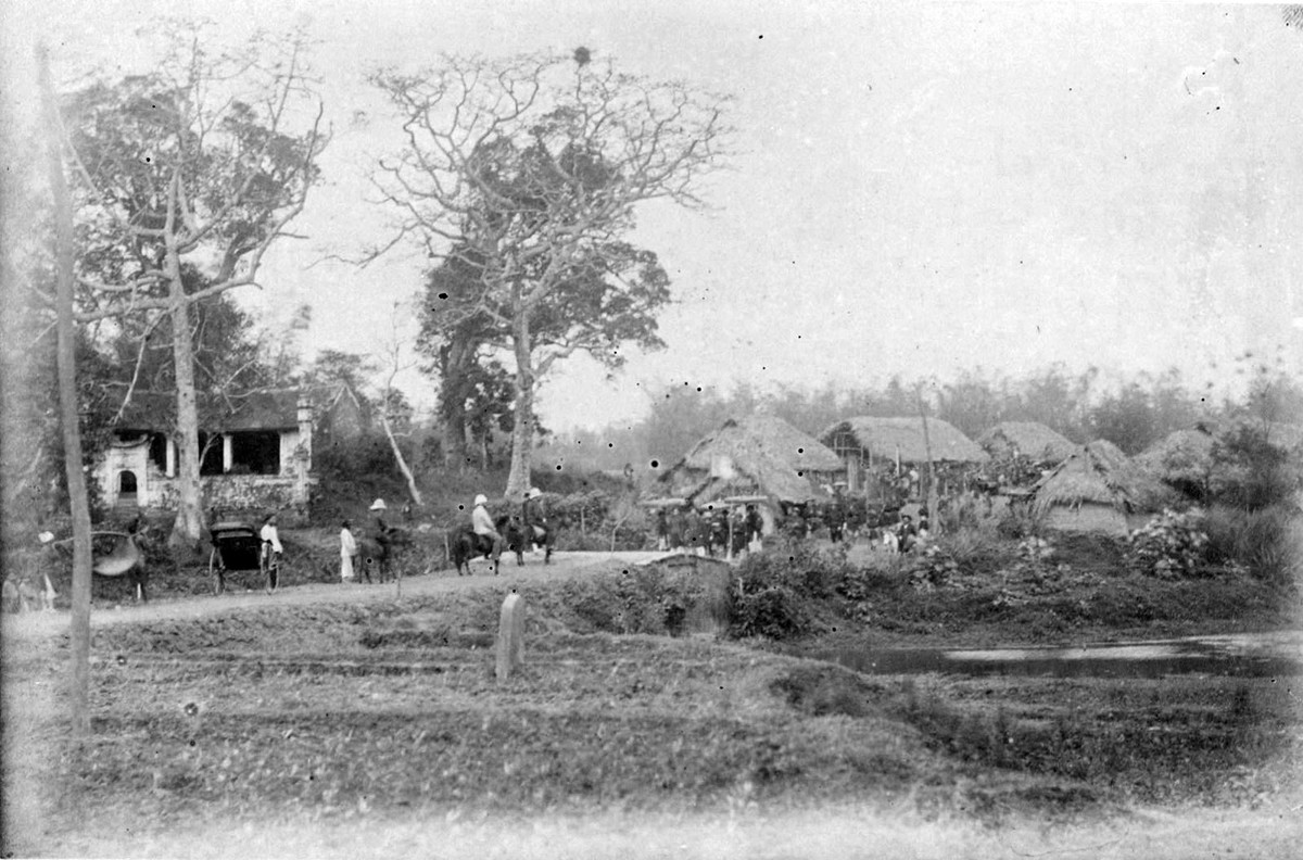 Quan Trú sứ Pháp và đoàn kỵ binh cùng một số quan chức Việt đến làng Cầu Giấy, thăm lại nơi diễn ra trận đánh năm 1873.