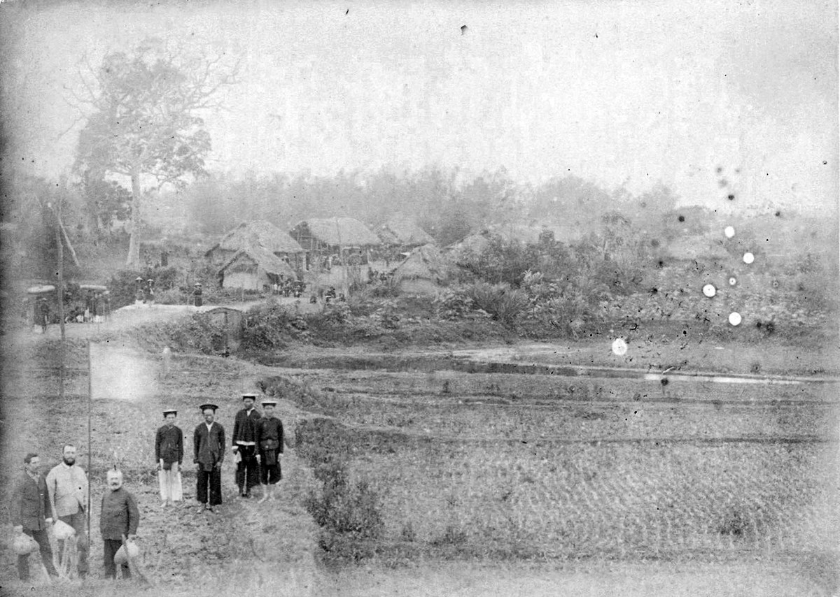 Những người Pháp cầm cờ đánh dấu vị trí chính chính xác nơi Francis Garnier bị quân Cờ Đen giết ở trận Cầu Giấy ngày 21/12/1873.