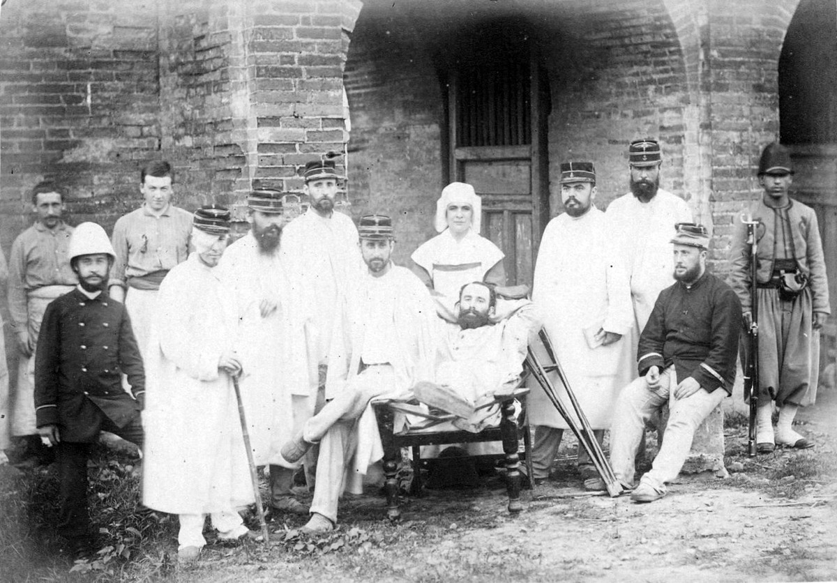 Nhóm các sĩ quan Pháp bị thương được đưa từ Lạng Sơn và Tuyên Quang.