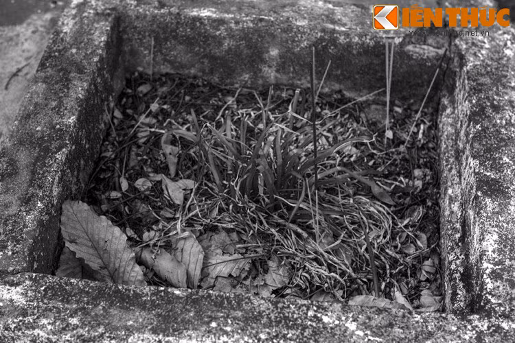 Về người nằm dưới mộ, có lời đồn đây là một thương gia người Hoa, xưa cư trú tại khu Lữ Gia. Sau khi ông mất, con cháu của ông đã đem thi hài đến nơi này chôn. Và để có người theo hầu, họ đã chôn theo một thiếu nữ để làm người bảo vệ mộ phần, theo thuật trấn yểm của người phương Bắc.