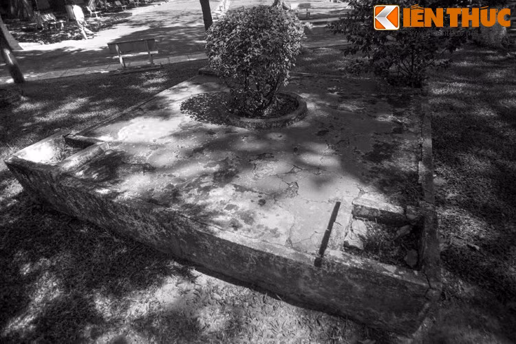 Câu chuyện khiến mọi người khiếp sợ và không ai dám đụng vào ngôi mộ nữa. Ngôi trường tiếp tục được xây dựng, bất chấp những lời đồn thổi ngày càng lan rộng và ngôi mộ vẫn nằm trong khuôn viên trường.