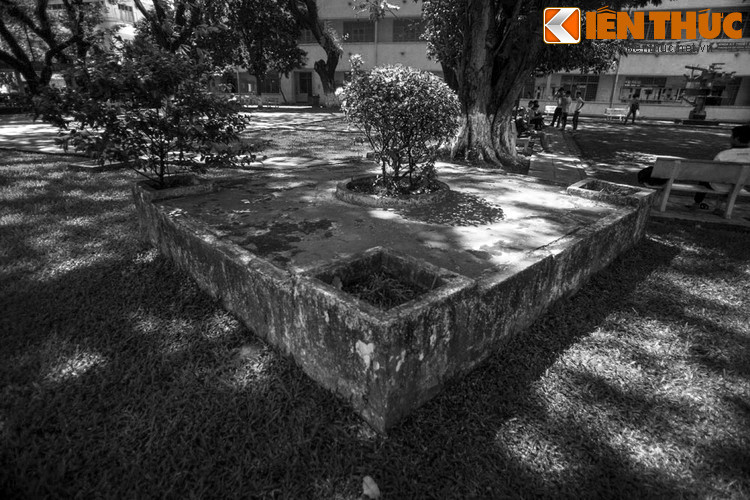 Dù vậy, trên phương diện kiến trúc – cảnh quan thì sự xuất hiện của một khối bê tông “thô kệch” như vậy giữa sân trường quả là điều khó hiểu. Và điều này làm cho các đồn đoán cứ âm ỉ từ năm này qua năm khác...