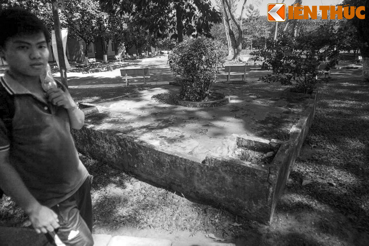 Ở đối diện tòa nhà B6 của trường ĐH Bách Khoa TP.HCM, có một ngôi mộ cổ khá kỳ lạ. Mộ không còn hình dáng như lúc mới xây mà đã được đắp thêm cho giống một bồn hoa hình khối vuông, mỗi cạnh dài khoảng 2,5 mét, cao khoảng 50 cm.