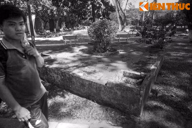 Ở đối diện tòa nhà B6 của trường ĐH Bách Khoa TP.HCM, có một ngôi mộ cổ khá kỳ lạ. Mộ không còn hình dáng như lúc mới xây mà đã được đắp thêm cho giống một bồn hoa hình khối vuông, mỗi cạnh dài khoảng 2,5 mét, cao khoảng 50 cm.