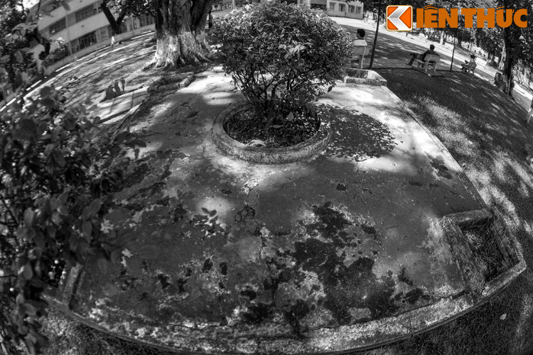 Người ta đồn rằng, những người hít phải thứ khói kia đều bị hóa điên, trong đó có cả một giáo sư… Nhưng có lẽ đây chỉ là phần “thêm mắm thêm muối” cho câu chuyện về ngôi mộ thêm phần rùng rợn.