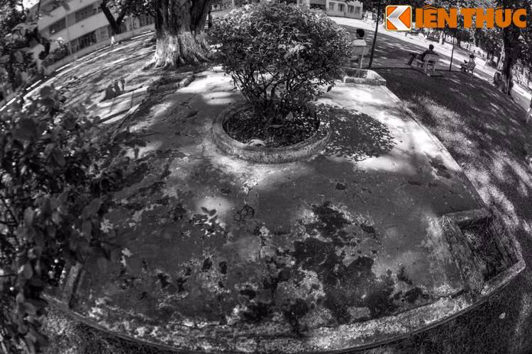 Người ta đồn rằng, những người hít phải thứ khói kia đều bị hóa điên, trong đó có cả một giáo sư… Nhưng có lẽ đây chỉ là phần “thêm mắm thêm muối” cho câu chuyện về ngôi mộ thêm phần rùng rợn.