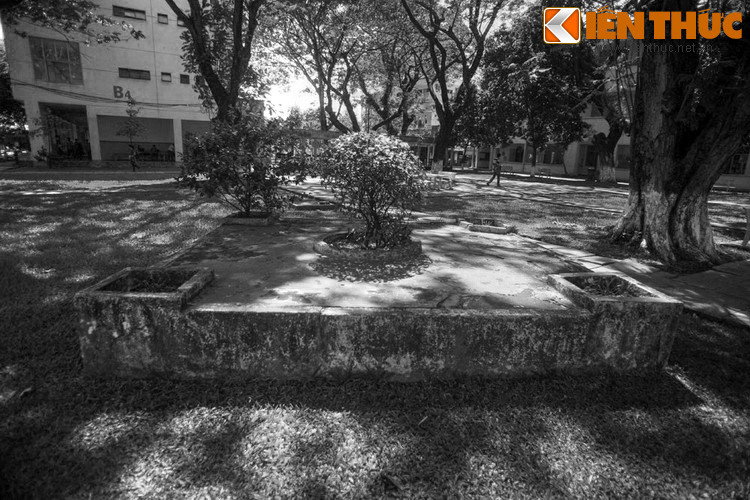 Khi đó, ngôi mộ cổ cũng nằm trong kế hoạch di dời. Trước khi đập mộ, các công nhân đã cúng bái, xin người đã khuất cho phép khai quật mộ. Cúng kiếng xong xuôi, một công nhân dùng búa đập mộ. Nhưng chỉ sau nhát búa đầu tiên, anh này đột tử.