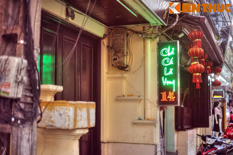 Chuyện bắt đầu vào đầu thế kỷ 20, khi gia đình họ Đoàn ở nhà số 14 nghĩ ra một món ăn đặc biệt: Lấy cá nướng làm chả ăn với bún và một số gia vị như mắm tôm, bột nghệ... được nhiều người khen ngợi. Gia đình này đã mở cửa hiệu bán món ăn ấy và gọi tên là hiệu Chả Cá Lã Vọng.