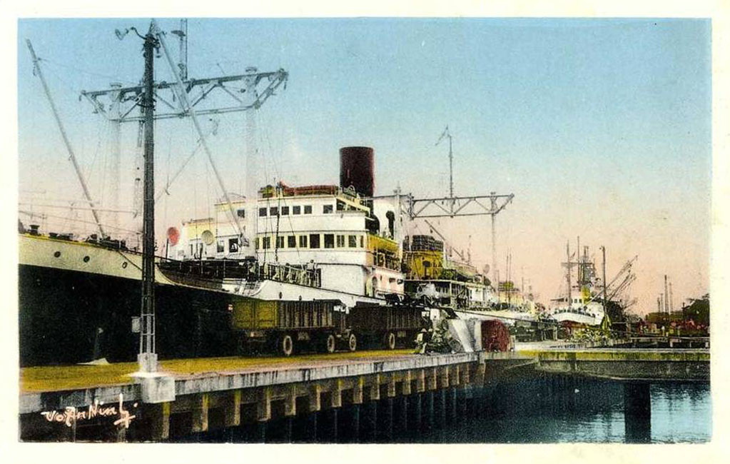 Tàu biển ở cảng Hải Phòng.