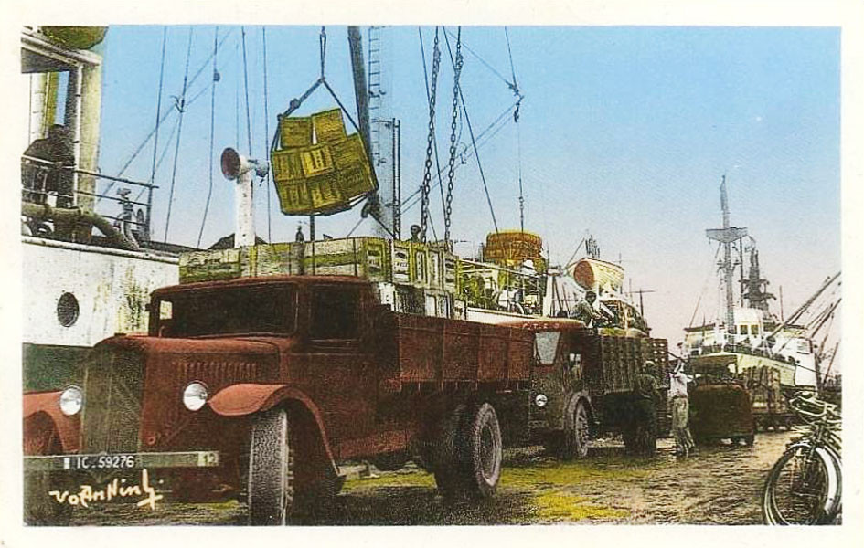 Bốc dỡ hàng hóa nhập từ Pháp.