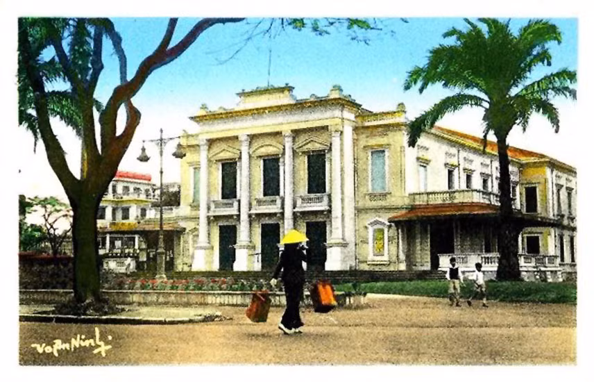 Nhà hát thành phố Hải Phòng, khoảng năm 1950. Hình ảnh nằm trong bộ bưu thiếp tô màu của nhiếp ảnh gia Võ An Ninh.