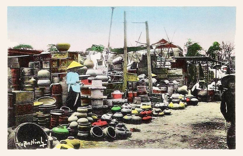 Các quầy hàng bán đồ gốm, nồi đất.