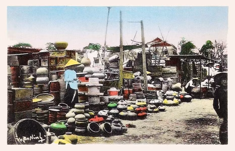 Các quầy hàng bán đồ gốm, nồi đất.