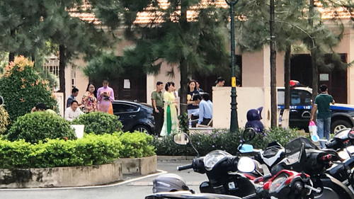 Lực lượng chức năng đang tìm cách thuyết phục, giải cứu 2 cháu bé.