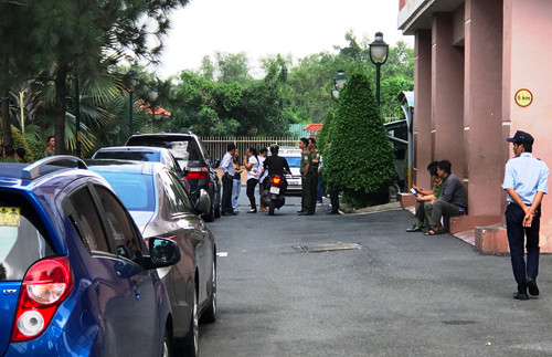 Tình hình tại khu căn hộ Him Lam vẫn đang hết sức căng thẳng. Ai cũng lo lắng cho tình trạng 2 cháu bé.