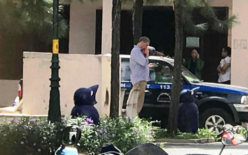 Người bạn là đồng nghiệp thân thiết chưa thể thuyết phục được đối tượng mở cửa để đưa 2 cháu bé ra ngoài.