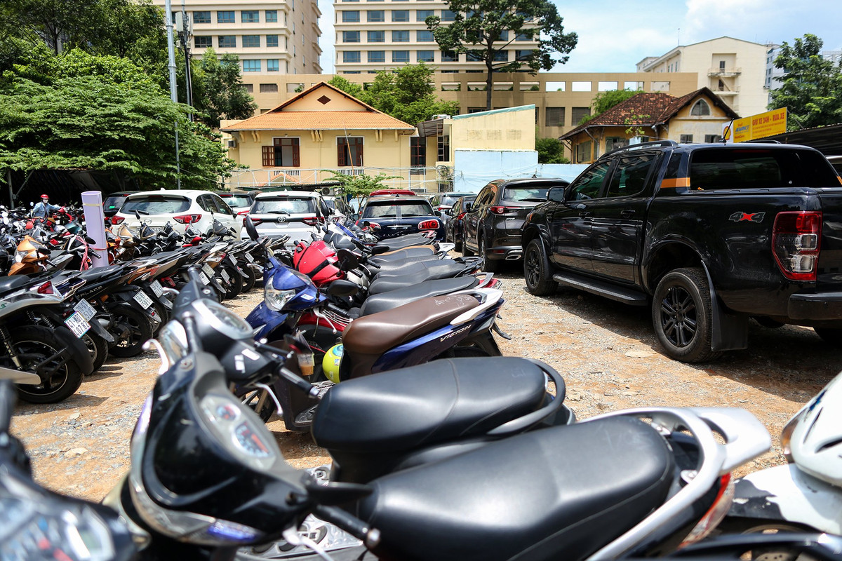 Theo ghi nhận của PV, phần lớn diện tích của khu đất được làm bãi giữ xe hoạt động hơn chục năm nay.