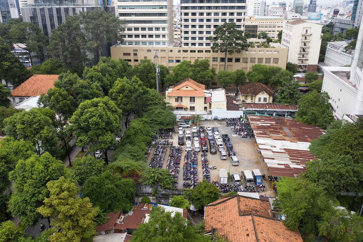 Cụ thể, Vinafood 2 (100% vốn nhà nước) đã liên kết, góp vốn với Công ty TNHH quảng cáo, xây dựng, địa ốc Việt Hân (Công ty Việt Hân) thành lập Công ty TNHH Thương mại, Dịch vụ và Xây dựng Việt Hân Sài Gòn (Công ty Việt Hân Sài Gòn) rồi thoái vốn khiến toàn bộ khu đất rơi vào tay tư nhân.