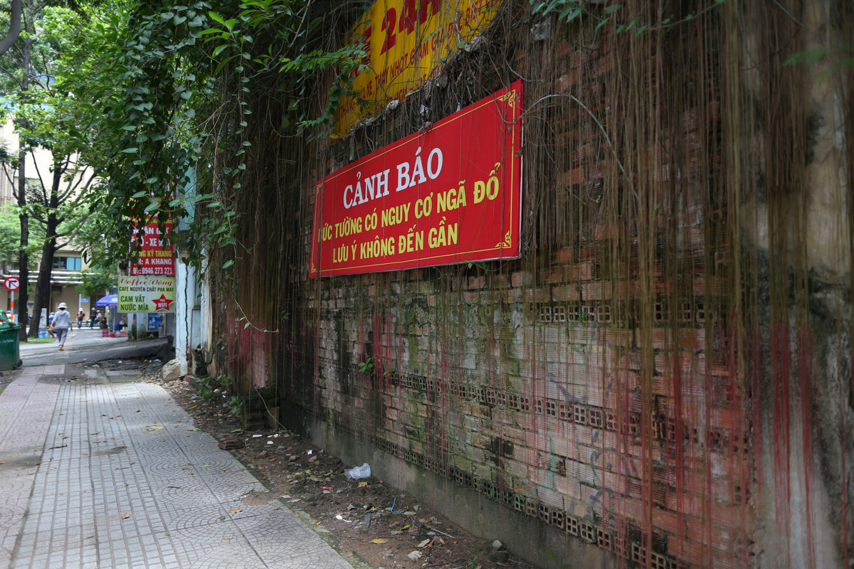 Mặt tiền được bao bọc bởi bức tường cũ, có thể đổ sập bất cứ lúc nào. Để tránh xảy ra sự cố đáng tiếc, đoạn tường được gắn biển cảnh báo người đi bộ tránh lại gần.