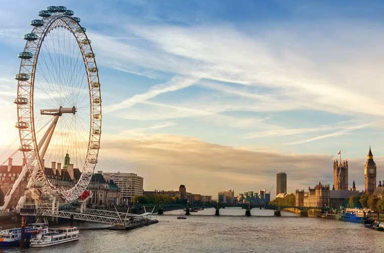 Nằm bên bờ sông Thames, London Eye sẽ là địa điểm lý tưởng để bạn ngắm London từ trên cao.