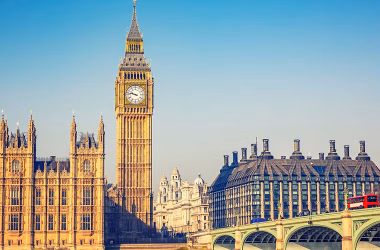 Một trong những biểu tượng của London đó là Tháp đồng hồ Big Ben nằm phía cuối góc phía bắc Cung điện Westminster.