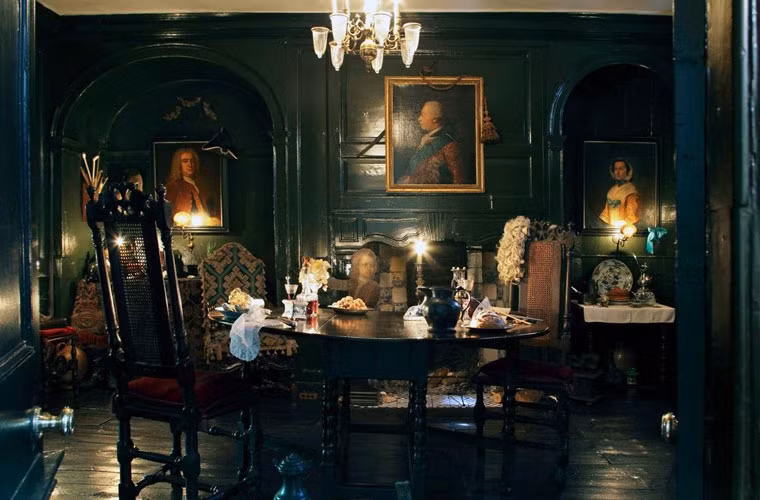 Đến với Tư gia của Dennis Servers, du khách sẽ có cái nhìn chân thực về cuộc sống của thợ dệt lụa hồi thế kỉ 18-20.