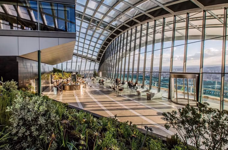 Tuy nhiên, các địa điểm du lịch nổi tiếng nhất ở London cần phải kế tới như Sky Garden, Cầu Tháp, tháp đồng hồ Big Ben… Ảnh: Sky Garden là một quần thể gồm 3 tầng, có nhà hàng, sân thượng và cả một khu vườn công cộng nằm cao nhất ở London.