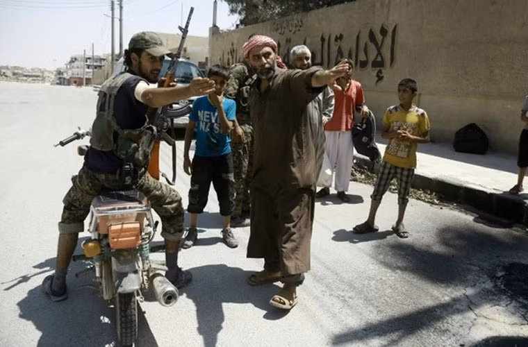 Một thành viên SDF chỉ đường cho người dân Manbij.