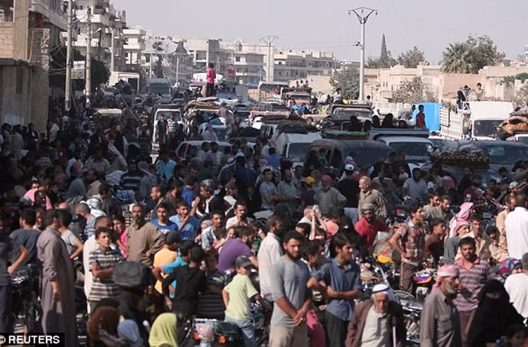 Hàng trăm người dân Manbij tập trung tại một nơi trú ẩn an toàn.