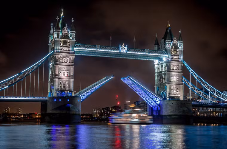 Cầu Tháp xây dựng cuối thập niên 1800 là một nhân tố hấp dẫn du khách đến với thành phố London này.