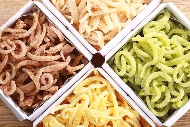 Chỉ cần hơi nước đọng thành giọt, dính vào thực phẩm, đường gặp nước sẽ nhanh chóng tan chảy tạo cơ hội cho vi khuẩn tấn công khiến cho mứt, ô mai bị mốc. Khi đã mốc một chỗ thì sẽ loang sang chỗ khác rất nhanh.