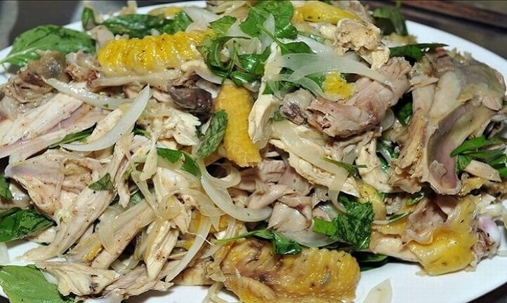 Tương tự, với gà, hãy biến những miếng thịt gà còn dư thành nồi súp thật ngon, hoặc kết hợp với rau củ quả thành món gỏi, món nộm hấp dẫn.