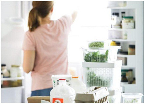 Sau khi đã kiểm kê xong, và vứt những thực phẩm hỏng, bạn hãy để những thực phẩm còn dùng được sang một bên, đồ đông lạnh, hãy bỏ vào khay, chậu có đá để đảm bảo đủ độ lạnh bảo quản thực phẩm trong khi bạn làm vệ sinh tủ.