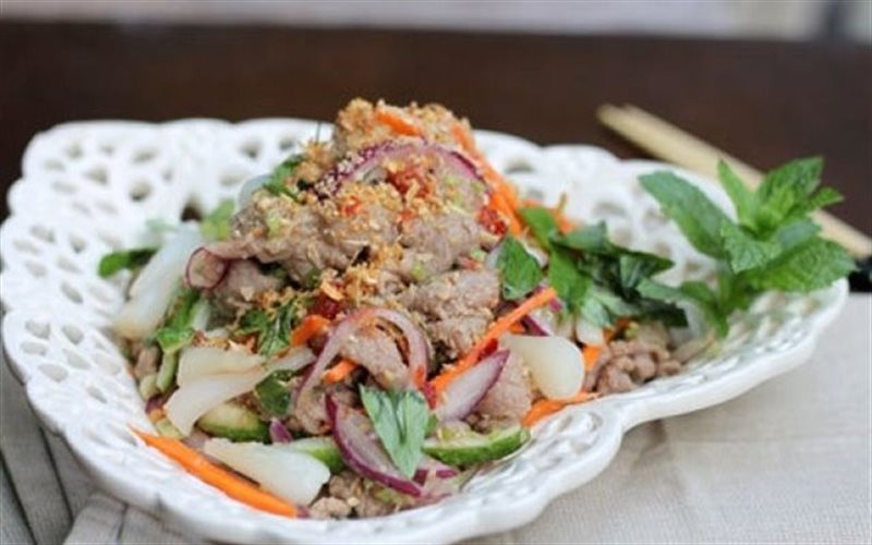 Với thịt bò bạn có thể biến chúng thành món nộm hoặc bò bóp thấu. Sau những ngày Tết nạp toàn chất đạm, những món nộm, gỏi chua chua, cay cay rất được ưa chuộng.