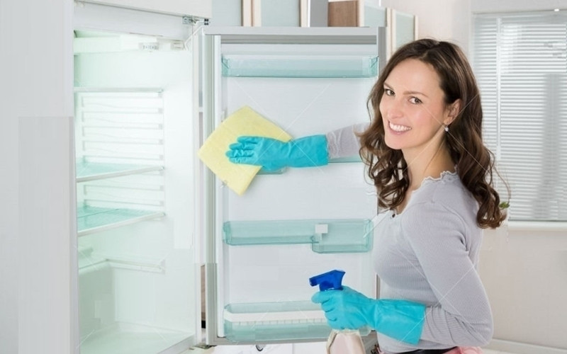 Sau khi đã dọn sạch tủ lạnh, hãy lau hết bề mặt trong tủ với giấm hoặc nước xà bông ấm có pha một chút cồn. Các chất này sẽ giúp làm sạch và chống nấm mốc cho tủ.