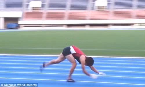 Kỷ lục thế giới kỳ dị chạy 100m bằng... tứ chi Ky luc the gioi ky di chay 100m bang... tu chi