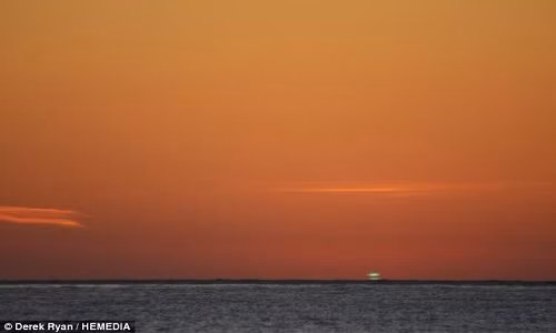 Tan muc khoanh khac hiem Mat troi chuyen mau xanh tai Scotland