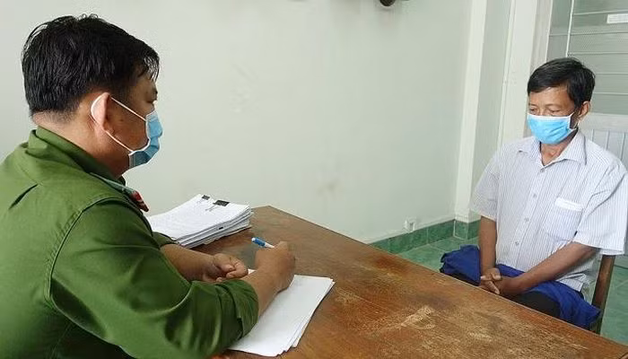  Nguyên cán bộ địa chính xã chiếm đoạt trên 3,1 tỷ đồng: Ngày 22/9, Công an tỉnh An Giang đã khởi tố bị can, bắt tạm giam đối với Phan Ngọc Phương (SN 1970, nguyên cán bộ địa chính xã Bình Mỹ, huyện Châu Phú) về các hành vi "Lợi dụng chức vụ, quyền hạn trong khi thi hành công vụ" và "Lừa đảo chiếm đoạt tài sản" hơn 3,1 tỷ đồng.