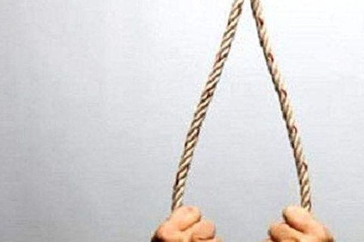  Phát hiện thi thể trong tư thế treo cổ cạnh phần mộ người thân: Chiều 28/9, Khi tới dọn dẹp một nghĩa trang ở TP. Buôn Ma Thuột (Đắk Lắk), người dân phát hiện anh Đ.T.S (36 tuổi, ngụ phường Tân Tiến, TP Buôn Ma Thuột) tử vong trong tư thế treo cổ bên cạnh một phần mộ. Công an TP. Buôn Ma Thuột cho biết thêm, thi thể anh S. không có dấu hiệu bị tác động bên ngoài. 