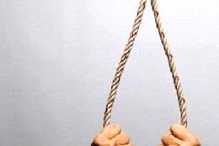  Phát hiện thi thể trong tư thế treo cổ cạnh phần mộ người thân: Chiều 28/9, Khi tới dọn dẹp một nghĩa trang ở TP. Buôn Ma Thuột (Đắk Lắk), người dân phát hiện anh Đ.T.S (36 tuổi, ngụ phường Tân Tiến, TP Buôn Ma Thuột) tử vong trong tư thế treo cổ bên cạnh một phần mộ. Công an TP. Buôn Ma Thuột cho biết thêm, thi thể anh S. không có dấu hiệu bị tác động bên ngoài. 