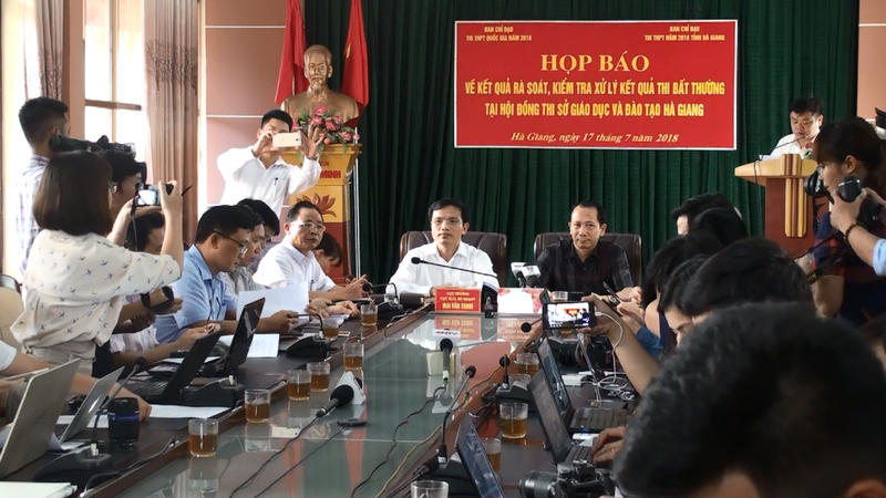  Khởi tố vụ gian lận thi cử xảy ra vào năm 2017 tại Hà Giang: Ngày 29/9, Cơ quan An ninh điều tra Công an tỉnh Hà Giang cho biết, vừa khởi tố vụ án "lợi dụng chức vụ, quyền hạn trong khi thi hành công vụ" để điều tra dấu hiệu gian lận thi cử xảy ra vào tháng 7/2017 tại tỉnh Hà Giang.