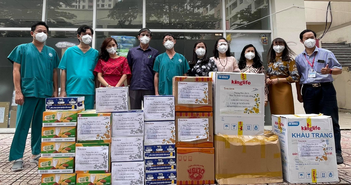 Bao Tri thuc va Cuoc song cung So TTTT TP HCM tri an cac tuyen dau chong dich