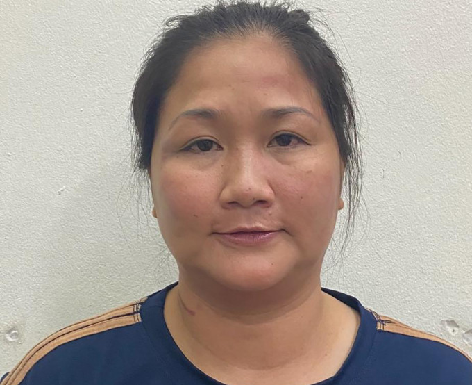  1 phụ nữ bênh chồng, đánh cán bộ kiểm dịch: Nguyễn Thị Lợi (43 tuổi, trú quận Long Biên, Hà Nội) thấy chồng không được đi qua chốt kiểm dịch do không có giấy tờ theo quy định, Lợi lao vào chửi bới, tấn công lực lượng chức năng. Ngày 20/9, Lợi bị Công an quận Long Biên khởi tố bị can. 