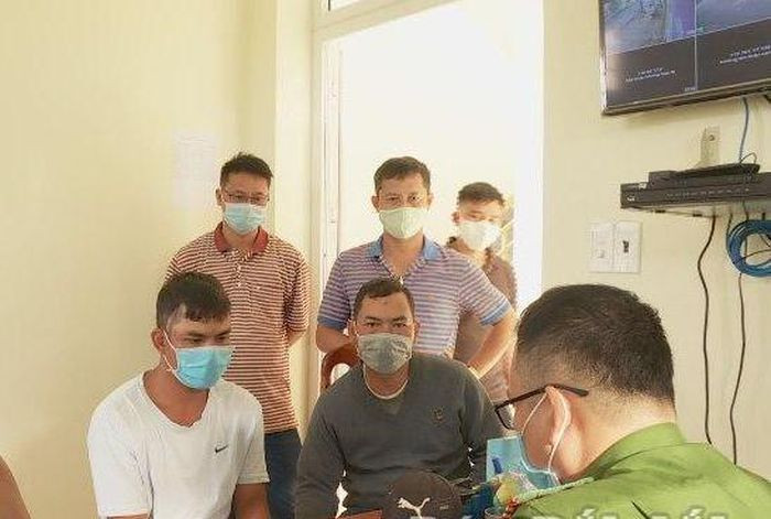  Bị chửi vì vừa câu cá vừa hát, cầm gậy đánh chết đối thủ: Trong lúc nhóm Y Thên Niê (trú TP.Buôn Ma Thuột, Đắk Lắk) vừa câu cá vừa hát thì bị nhóm của ông ông Trần Đình Anh chửi, dẫn đến mâu thuẫn. Sau đó, 4 đối tượng cầm theo gậy, đá đuổi đánh ông Anh khiến nạn nhân tử vong tại chỗ. Ngày 20/9, Công an tỉnh Đắk Lắk cho biết đang điều tra, làm rõ. 