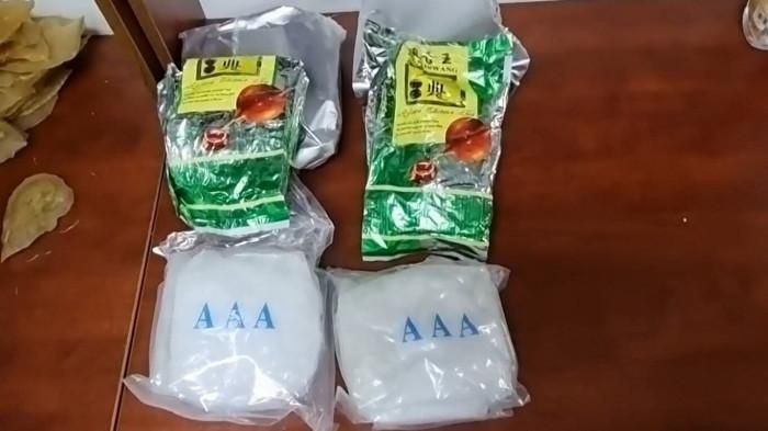  Giấu 4,6 kg ma túy trong sứa biển, cá khô xuất ra nước ngoài: Ngày 27/9, Chi cục Hải quan Cửa khẩu sân bay quốc tế Tân Sơn Nhất, Cục Hải quan TP.HCM cho biết vừa phát hiện, bắt giữ 4,6kg ma túy. Hai lô hàng xuất khẩu chứa 4,6 kg ma túy giấu trong sứa biển, cá khô chuẩn bị xuất khẩu ra nước ngoài vừa bị lực lượng chức năng ngăn chặn. 