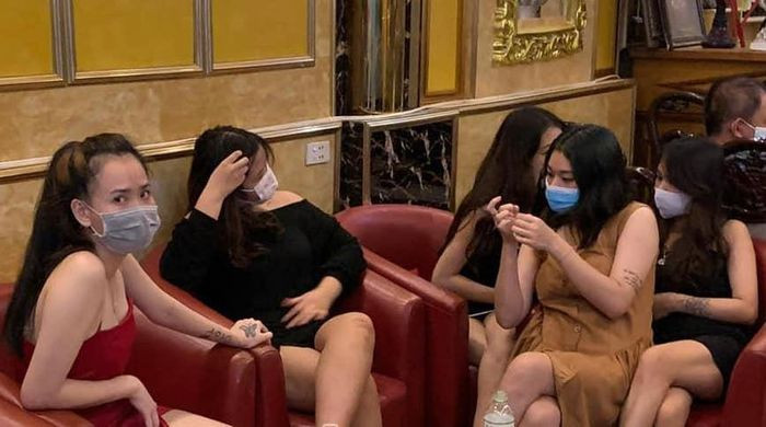  38 người bị bắt quả tang tụ tập hát karaoke: Ngày 27/9, Công an huyện Lục Ngạn, tỉnh Bắc Giang cho biết, dù chưa được phép hoạt động trở lại, quán karaoke Anh Khoa ở thị trấn Chũ, huyện Lục Ngạn vẫn đón khách. 38 người bị bắt quả tang tụ tập tại 5 phòng hát của cơ sở này. 