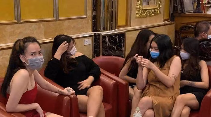  38 người bị bắt quả tang tụ tập hát karaoke: Ngày 27/9, Công an huyện Lục Ngạn, tỉnh Bắc Giang cho biết, dù chưa được phép hoạt động trở lại, quán karaoke Anh Khoa ở thị trấn Chũ, huyện Lục Ngạn vẫn đón khách. 38 người bị bắt quả tang tụ tập tại 5 phòng hát của cơ sở này. 