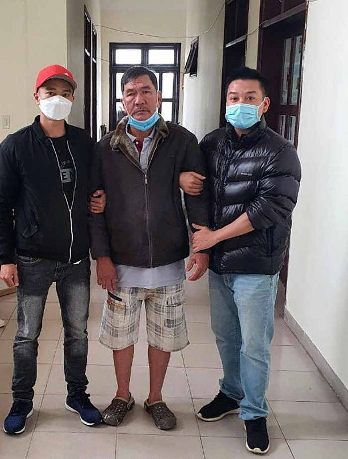  Thay tên đổi họ, lẩn trốn 37 năm vẫn không thoát: Do bị truy nã về tội trộm cắp tài sản, Phạm Văn Tiện (63 tuổi, trú tỉnh Đồng Nai) đã thay tên đổi họ rồi lấy vợ và sinh sống trong một con hẻm ở Đà Lạt hàng chục năm, cứ ngỡ chuyện trốn nã của mình đã bị lãng quên. Tuy nhiên, sau 37 lẩn trốn, ngày 24/9, Công an Lâm Đồng cho biết vừa bắt giữ được Tiện.
