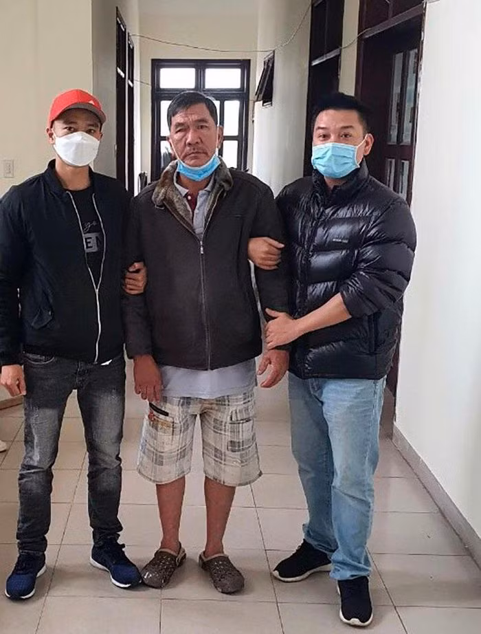  Thay tên đổi họ, lẩn trốn 37 năm vẫn không thoát: Do bị truy nã về tội trộm cắp tài sản, Phạm Văn Tiện (63 tuổi, trú tỉnh Đồng Nai) đã thay tên đổi họ rồi lấy vợ và sinh sống trong một con hẻm ở Đà Lạt hàng chục năm, cứ ngỡ chuyện trốn nã của mình đã bị lãng quên. Tuy nhiên, sau 37 lẩn trốn, ngày 24/9, Công an Lâm Đồng cho biết vừa bắt giữ được Tiện.