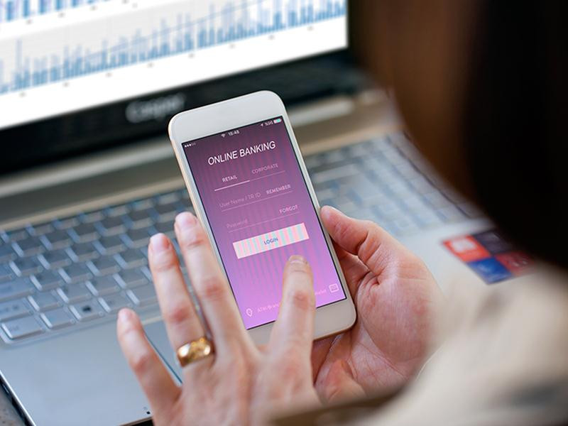  Cô gái 29 tuổi bị bạn trai lừa 1,2 tỷ đồng: Tin tưởng bạn trai quen qua mạng, chị L. (29 tuổi, quê huyện Kim Sơn, tỉnh Ninh Bình) đóng 1,2 tỷ đồng để đầu tư vàng ảo. Khi L. tìm cách rút tiền ra nhưng không thành công, đồng thời bị bạn trai tự xưng quốc tịch Trung Quốc bị cắt đứt liên lạc nên đã tố cáo. Ngày 24/9, Công an quận Bắc Từ Liêm (Hà Nội) đang điều tra, làm rõ.